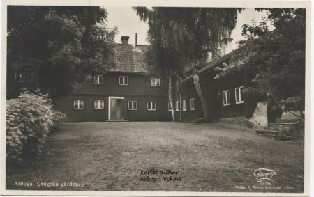 195. Crugska gården. Numera är gården uppkallad efter den siste färjaren , Carl Wilhelm Crug som verkade här på 1800-talet :Källa "Arboga i Gamla vykort"