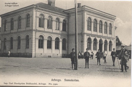 419. Samskolan byggdes 1884 och var beräknad för ca 100 elever. På senare år kalldes skolan för Nicolai skolan och numera är det Nicolai Kulturhus. Kortet postgånget 1908.